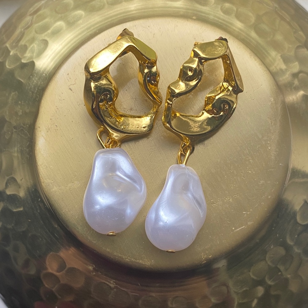 Elegant Gold and Pearl Drop Earrings